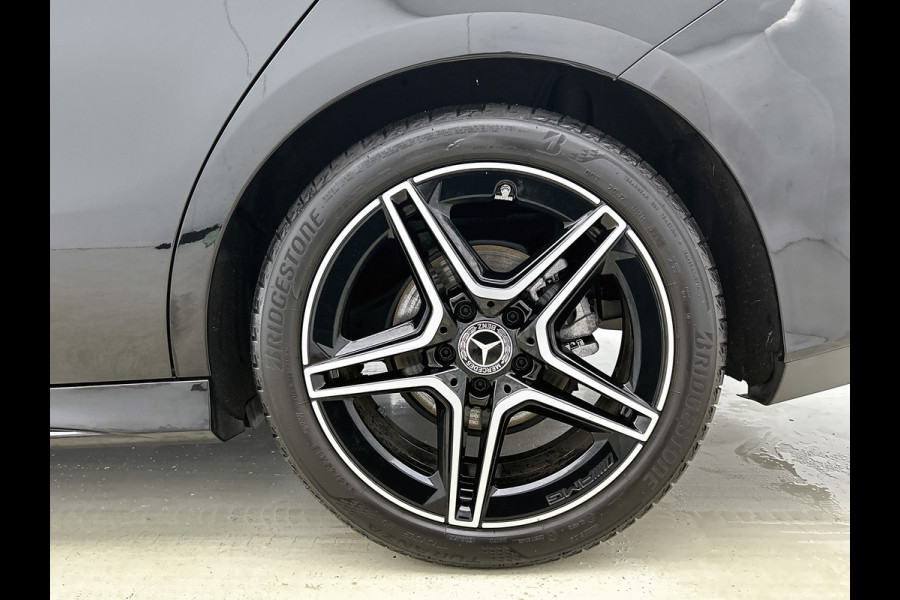 Mercedes-Benz CLA-Klasse 180 AMG Line  Panoramadakj | 5 spaaks lichtmetalen velgen | Navigatie | Parking support met 360 grade camera Inclusief 24 maanden Mercedes-Benz Certified garantie voor Europa.