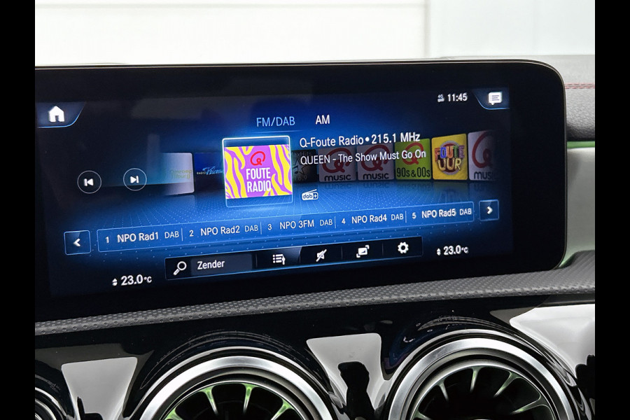 Mercedes-Benz CLA-Klasse 180 AMG Line  Panoramadakj | 5 spaaks lichtmetalen velgen | Navigatie | Parking support met 360 grade camera Inclusief 24 maanden Mercedes-Benz Certified garantie voor Europa.