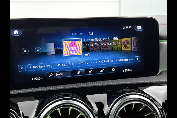 Mercedes-Benz CLA-Klasse 180 AMG Line  Panoramadakj | 5 spaaks lichtmetalen velgen | Navigatie | Parking support met 360 grade camera Inclusief 24 maanden Mercedes-Benz Certified garantie voor Europa.