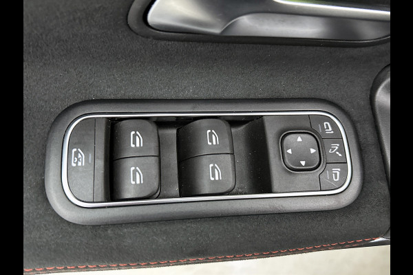 Mercedes-Benz CLA-Klasse 180 AMG Line  Panoramadakj | 5 spaaks lichtmetalen velgen | Navigatie | Parking support met 360 grade camera Inclusief 24 maanden Mercedes-Benz Certified garantie voor Europa.