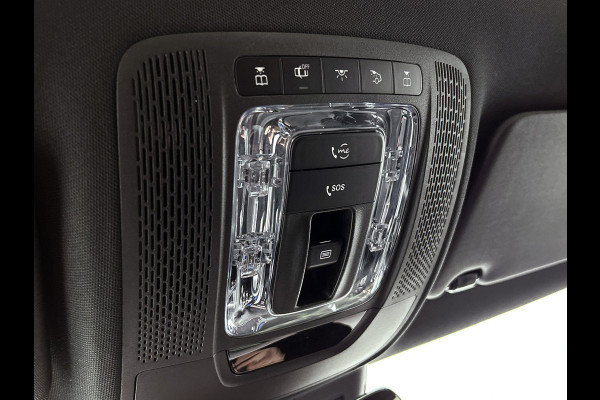 Mercedes-Benz CLA-Klasse 180 AMG Line  Panoramadakj | 5 spaaks lichtmetalen velgen | Navigatie | Parking support met 360 grade camera Inclusief 24 maanden Mercedes-Benz Certified garantie voor Europa.