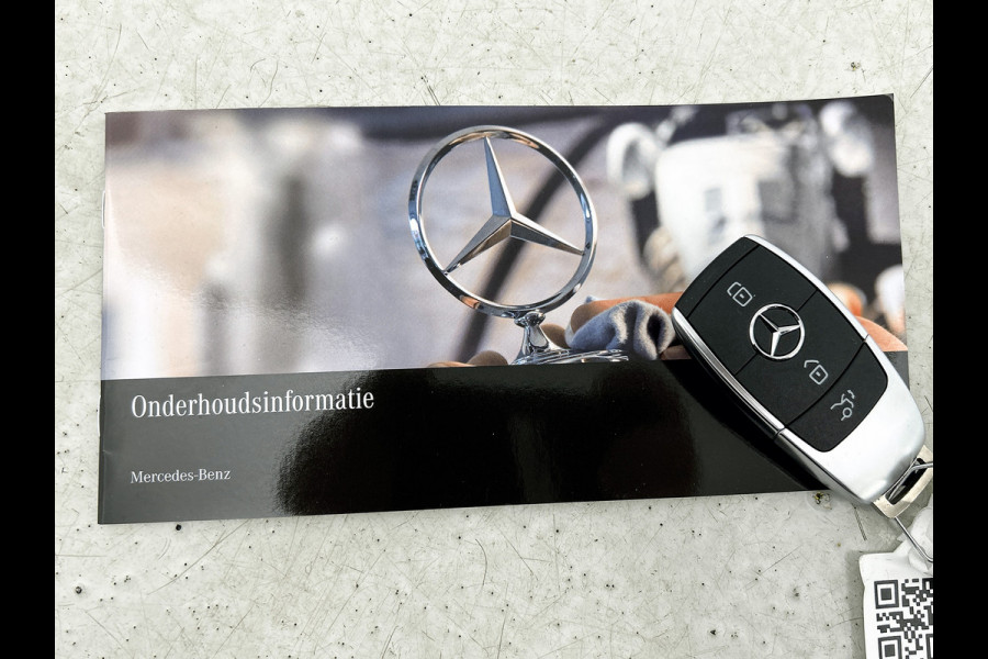 Mercedes-Benz CLA-Klasse 180 AMG Line  Panoramadakj | 5 spaaks lichtmetalen velgen | Navigatie | Parking support met 360 grade camera Inclusief 24 maanden Mercedes-Benz Certified garantie voor Europa.