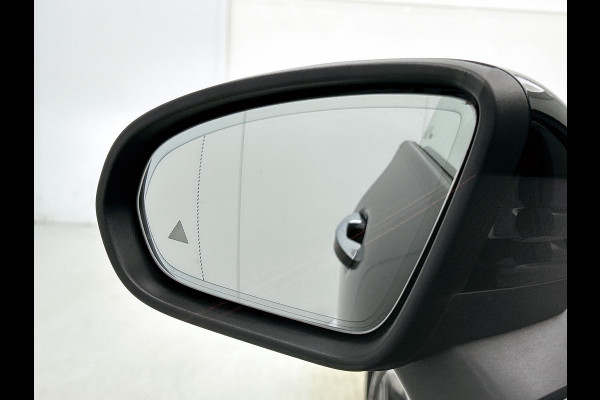 Mercedes-Benz CLA-Klasse 180 AMG Line  Panoramadakj | 5 spaaks lichtmetalen velgen | Navigatie | Parking support met 360 grade camera Inclusief 24 maanden Mercedes-Benz Certified garantie voor Europa.