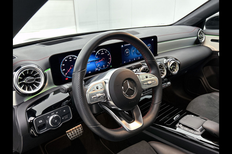 Mercedes-Benz CLA-Klasse 180 AMG Line  Panoramadakj | 5 spaaks lichtmetalen velgen | Navigatie | Parking support met 360 grade camera Inclusief 24 maanden Mercedes-Benz Certified garantie voor Europa.