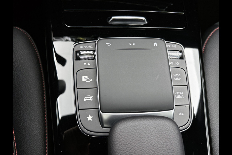 Mercedes-Benz CLA-Klasse 180 AMG Line  Panoramadakj | 5 spaaks lichtmetalen velgen | Navigatie | Parking support met 360 grade camera Inclusief 24 maanden Mercedes-Benz Certified garantie voor Europa.