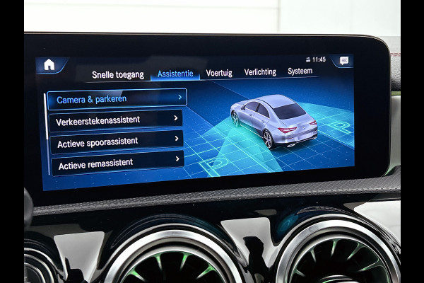 Mercedes-Benz CLA-Klasse 180 AMG Line  Panoramadakj | 5 spaaks lichtmetalen velgen | Navigatie | Parking support met 360 grade camera Inclusief 24 maanden Mercedes-Benz Certified garantie voor Europa.