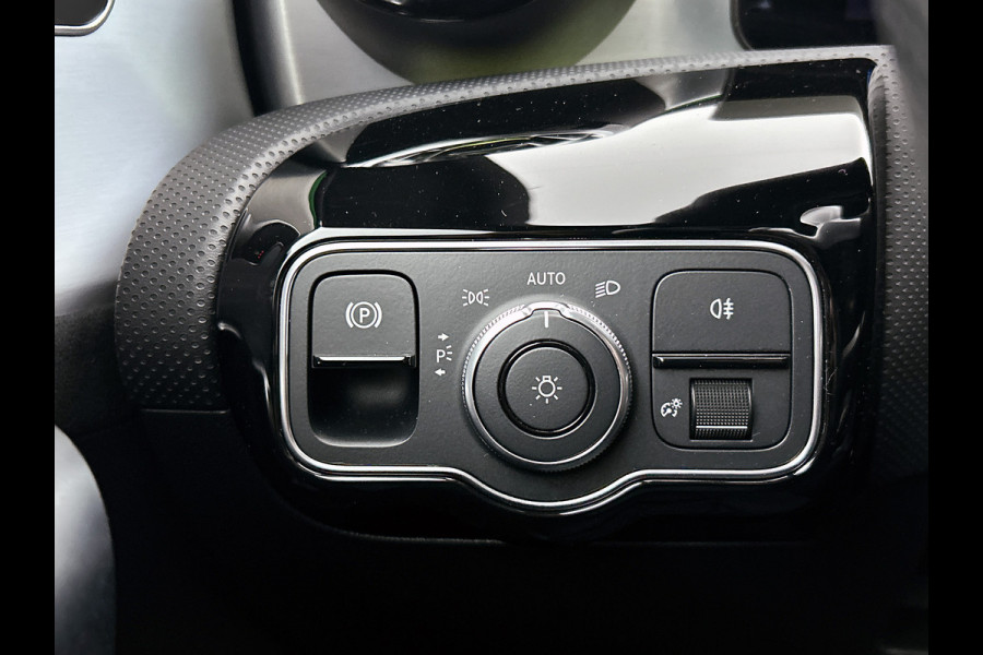 Mercedes-Benz CLA-Klasse 180 AMG Line  Panoramadakj | 5 spaaks lichtmetalen velgen | Navigatie | Parking support met 360 grade camera Inclusief 24 maanden Mercedes-Benz Certified garantie voor Europa.