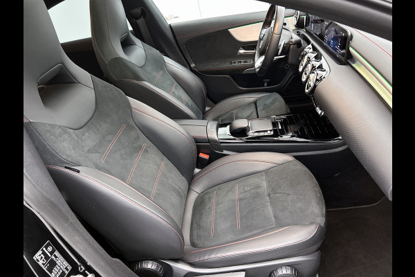Mercedes-Benz CLA-Klasse 180 AMG Line  Panoramadakj | 5 spaaks lichtmetalen velgen | Navigatie | Parking support met 360 grade camera Inclusief 24 maanden Mercedes-Benz Certified garantie voor Europa.