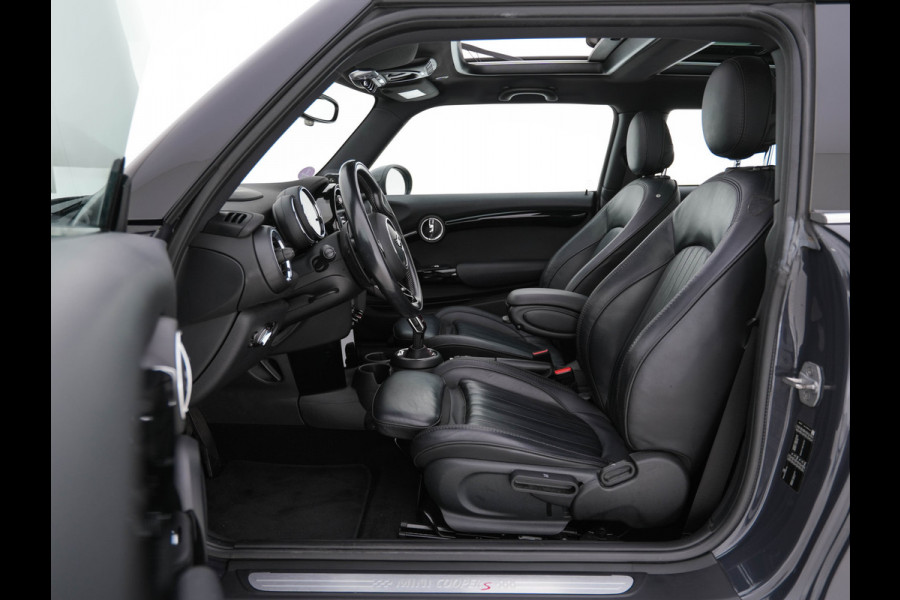 MINI Mini 2.0 Cooper S Chili JCW-Sport-Pack Aut. *PANO | LEATHER | HEAD-UP | HARMAN/KARDON | FULL-LED | JCW-EXHAUST | DAB+ | KEYLESS | NAVI-FULLMAP | CAMERA | CRUISE | AMBIENTLIGHT | SHIFTPADDLES | SPORTSEATS | UNION-JACK | 19"ALU*