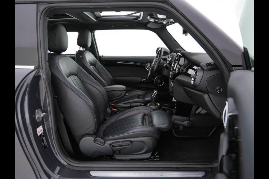 MINI Mini 2.0 Cooper S Chili JCW-Sport-Pack Aut. *PANO | LEATHER | HEAD-UP | HARMAN/KARDON | FULL-LED | JCW-EXHAUST | DAB+ | KEYLESS | NAVI-FULLMAP | CAMERA | CRUISE | AMBIENTLIGHT | SHIFTPADDLES | SPORTSEATS | UNION-JACK | 19"ALU*