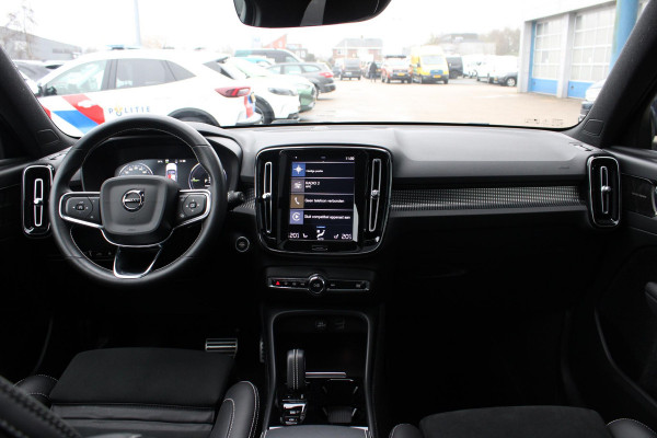 Volvo XC40 1.5 T5 Recharge R-Design | Harman/Kardon | Adaptive Cruise Control | Stoelverwarming | Panorama Dak | Camera | Navigatie | Lederen Bekleding | Electrische Klep |