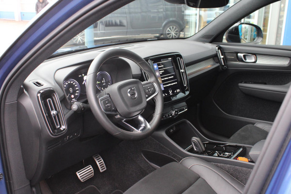 Volvo XC40 1.5 T5 Recharge R-Design | Harman/Kardon | Adaptive Cruise Control | Stoelverwarming | Panorama Dak | Camera | Navigatie | Lederen Bekleding | Electrische Klep |