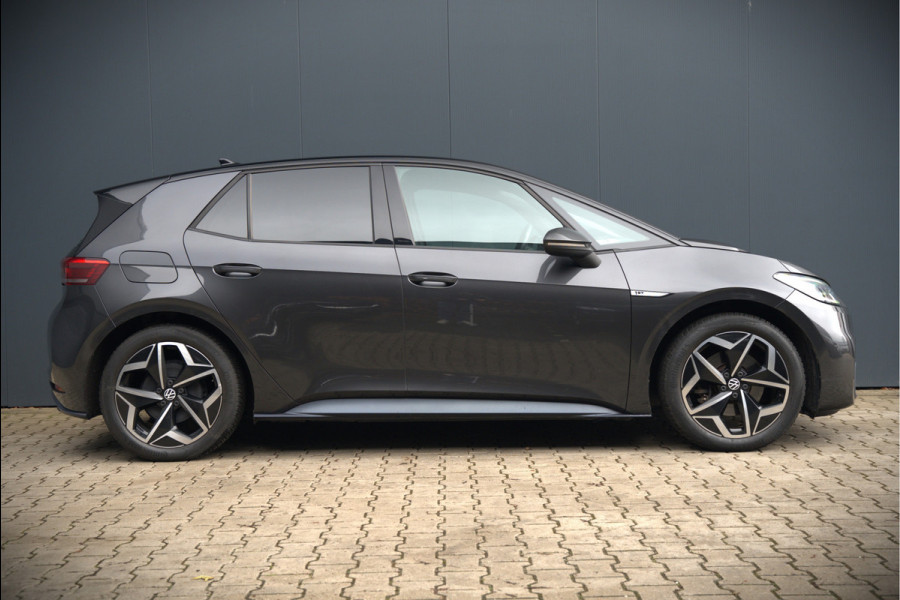 Volkswagen ID.3 First Plus 58 kWh | Stoelverwarming | Stuurverwarming | Camera | Adaptive Cruise Control | Navigatie | Keyless | Parkeersensoren | LED | Apple Carplay | NAP |