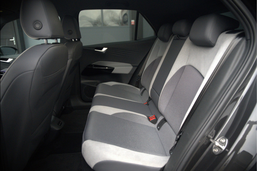 Volkswagen ID.3 First Plus 58 kWh | Stoelverwarming | Stuurverwarming | Camera | Adaptive Cruise Control | Navigatie | Keyless | Parkeersensoren | LED | Apple Carplay | NAP |