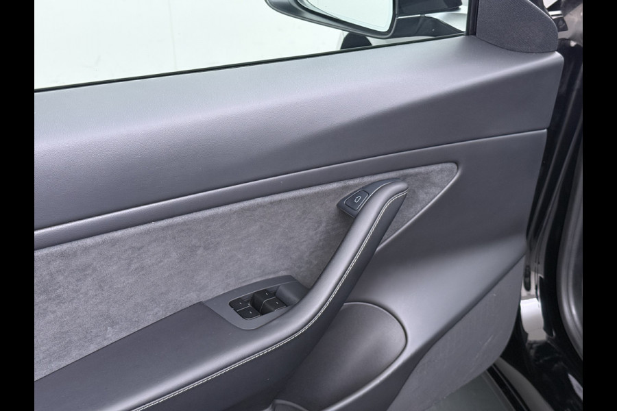 Tesla Model 3 Long Range AWD 75kWh Facelift Warmtepomp Lmv 19" AutoPilot Leder Panoramadak Adaptive-Cruise Camera's Elektr.-Stuur+Stoelen+Spie Navi LED DAB Voorverwarmen interieur Keyless One-Pedal-Drive 4WD SOH 87% Origineel Nederlandse Auto Fabrieksgarantie op Accu en Motor tot 21-12-2028/192.00km
