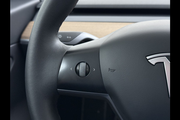 Tesla Model 3 Long Range AWD 75kWh Facelift Warmtepomp Lmv 19" AutoPilot Leder Panoramadak Adaptive-Cruise Camera's Elektr.-Stuur+Stoelen+Spie Navi LED DAB Voorverwarmen interieur Keyless One-Pedal-Drive 4WD SOH 87% Origineel Nederlandse Auto Fabrieksgarantie op Accu en Motor tot 21-12-2028/192.00km