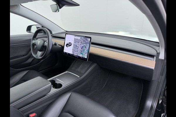 Tesla Model 3 Long Range AWD 75kWh Facelift Warmtepomp Lmv 19" AutoPilot Leder Panoramadak Adaptive-Cruise Camera's Elektr.-Stuur+Stoelen+Spie Navi LED DAB Voorverwarmen interieur Keyless One-Pedal-Drive 4WD SOH 87% Origineel Nederlandse Auto Fabrieksgarantie op Accu en Motor tot 21-12-2028/192.00km