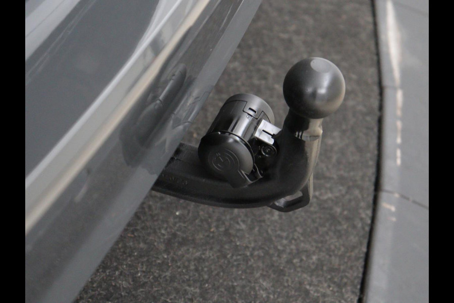 BMW 3 Serie 318i Business Edition | Trekhaak | Sportstoelen | Half leder | Adaptief LED | Carplay | Navigatie | Parkeerhulp | Climate control | Bluetooth | Cruise control