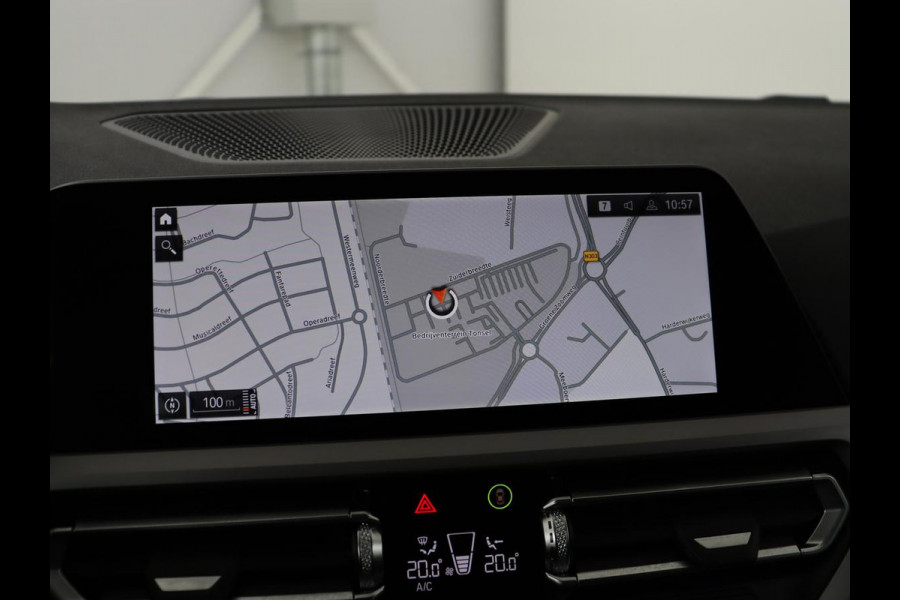 BMW 3 Serie 318i Business Edition | Trekhaak | Sportstoelen | Half leder | Adaptief LED | Carplay | Navigatie | Parkeerhulp | Climate control | Bluetooth | Cruise control