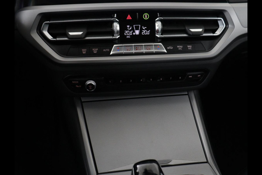 BMW 3 Serie 318i Business Edition | Trekhaak | Sportstoelen | Half leder | Adaptief LED | Carplay | Navigatie | Parkeerhulp | Climate control | Bluetooth | Cruise control