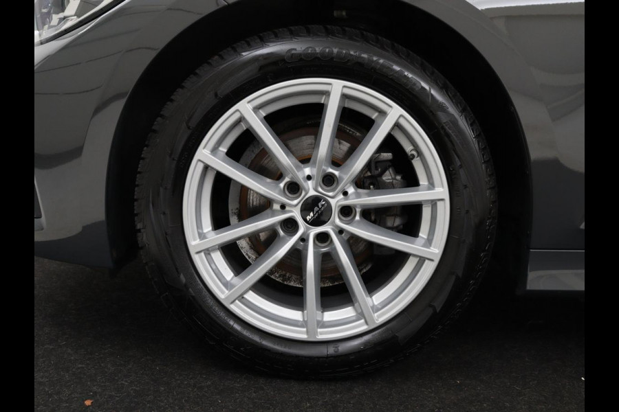 BMW 3 Serie 318i Business Edition | Trekhaak | Sportstoelen | Half leder | Adaptief LED | Carplay | Navigatie | Parkeerhulp | Climate control | Bluetooth | Cruise control