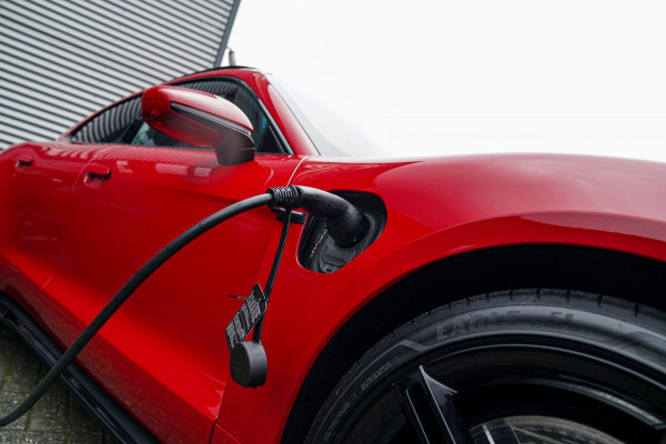 Porsche Taycan Sport Turismo GTS 93 kWh | Luchtvering / LIFT | Bose surround sound | Panorama | Luxe Leder / Alcantara | Sfeerverl