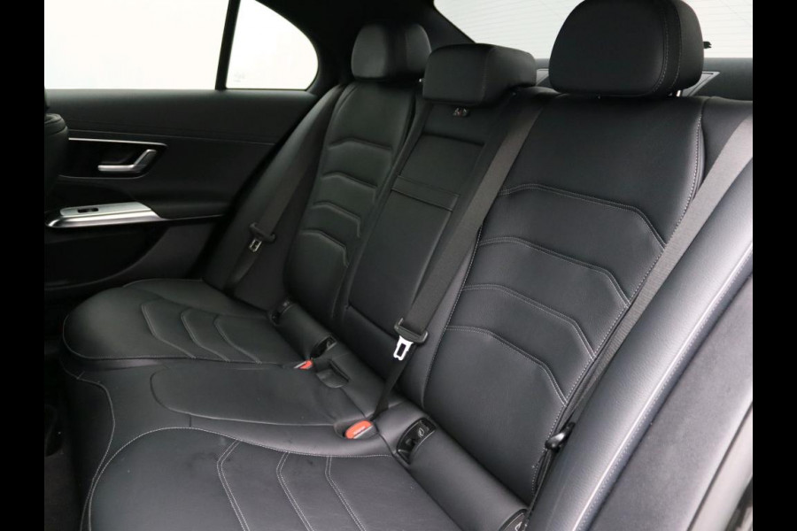 Mercedes-Benz E-Klasse 300 e Sport Edition AMG Line | Panorama Schuif-Kanteldak | Distronic | Lederen bekleding | Alarm | Parkeerpakket met 360°-camera | 20 Inch AMG Velgen. Inclusief 24 maanden MB Certified garantie voor Europa.