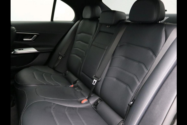 Mercedes-Benz E-Klasse 300 e Sport Edition AMG Line | Panorama Schuif-Kanteldak | Distronic | Lederen bekleding | Alarm | Parkeerpakket met 360°-camera | 20 Inch AMG Velgen. Inclusief 24 maanden MB Certified garantie voor Europa.