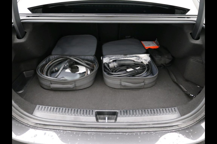 Mercedes-Benz E-Klasse 300 e Sport Edition AMG Line | Panorama Schuif-Kanteldak | Distronic | Lederen bekleding | Alarm | Parkeerpakket met 360°-camera | 20 Inch AMG Velgen. Inclusief 24 maanden MB Certified garantie voor Europa.