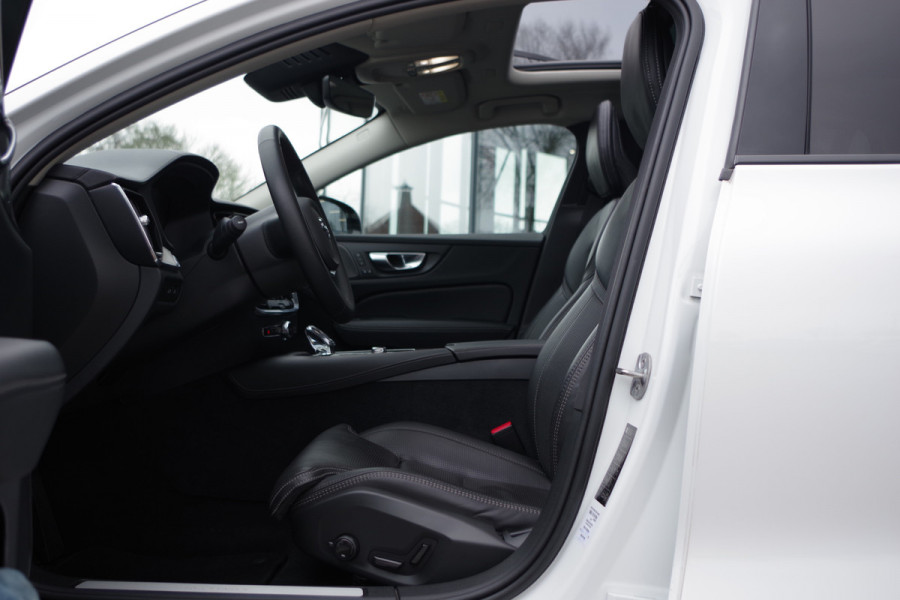 Volvo V60 2.0 T8 456 PK Plug-in Hybrid AWD Ultimate Dark Long Range, Panoramadak, Trekhaak, H/K Sound, 360 Camera,