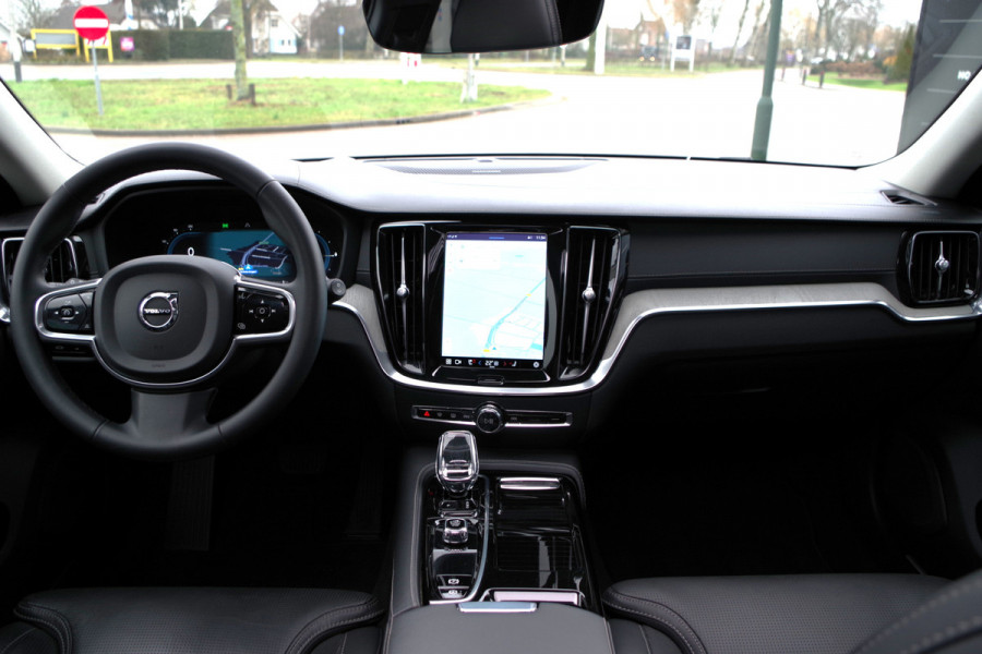 Volvo V60 2.0 T8 456 PK Plug-in Hybrid AWD Ultimate Dark Long Range, Panoramadak, Trekhaak, H/K Sound, 360 Camera,