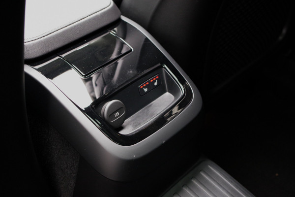 Volvo V60 2.0 T8 456 PK Plug-in Hybrid AWD Ultimate Dark Long Range, Panoramadak, Trekhaak, H/K Sound, 360 Camera,