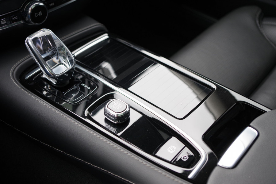 Volvo V60 2.0 T8 456 PK Plug-in Hybrid AWD Ultimate Dark Long Range, Panoramadak, Trekhaak, H/K Sound, 360 Camera,