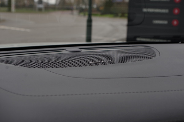 Volvo V60 2.0 T8 456 PK Plug-in Hybrid AWD Ultimate Dark Long Range, Panoramadak, Trekhaak, H/K Sound, 360 Camera,