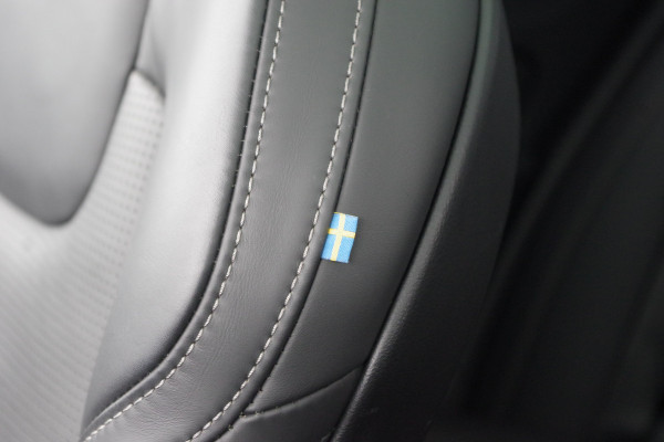 Volvo V60 2.0 T8 456 PK Plug-in Hybrid AWD Ultimate Dark Long Range, Panoramadak, Trekhaak, H/K Sound, 360 Camera,