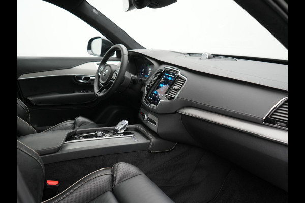 Volvo XC90 T8 Recharge AWD Ultimate Dark Plug In Hybrid Long Range 7 Zits 456pk Dealer O.H PHEV | Luchtvering | Trekhaak Af Fabriek | Panodak | Bowers & Wilkins | 360 Camera | Head Up | Adaptive Cruise | Lederen Sportstoelen Memory & Verwarmd | Keyless | Navigatie | Blis | Virtual