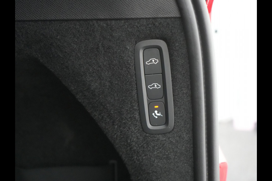 Volvo XC90 T8 Recharge AWD Ultimate Dark Plug In Hybrid Long Range 7 Zits 456pk Dealer O.H PHEV | Luchtvering | Trekhaak Af Fabriek | Panodak | Bowers & Wilkins | 360 Camera | Head Up | Adaptive Cruise | Lederen Sportstoelen Memory & Verwarmd | Keyless | Navigatie | Blis | Virtual