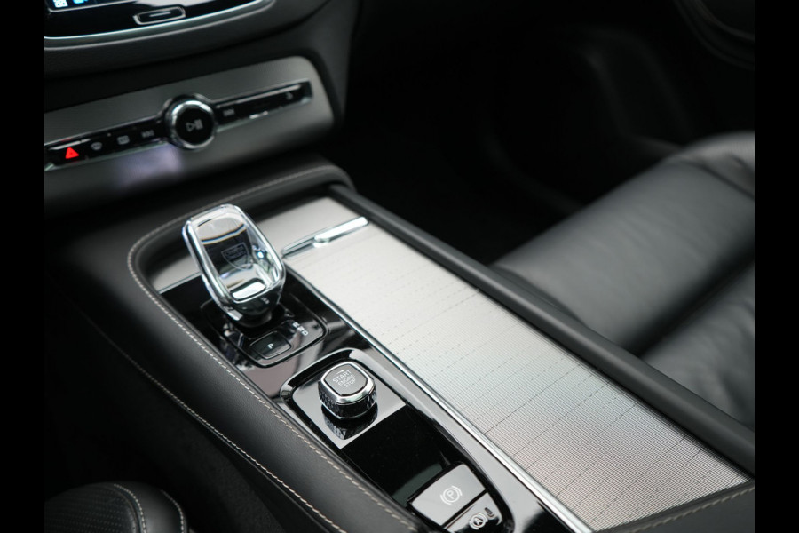 Volvo XC90 T8 Recharge AWD Ultimate Dark Plug In Hybrid Long Range 7 Zits 456pk Dealer O.H PHEV | Luchtvering | Trekhaak Af Fabriek | Panodak | Bowers & Wilkins | 360 Camera | Head Up | Adaptive Cruise | Lederen Sportstoelen Memory & Verwarmd | Keyless | Navigatie | Blis | Virtual