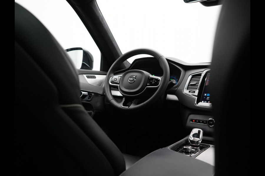 Volvo XC90 T8 Recharge AWD Ultimate Dark Plug In Hybrid Long Range 7 Zits 456pk Dealer O.H PHEV | Luchtvering | Trekhaak Af Fabriek | Panodak | Bowers & Wilkins | 360 Camera | Head Up | Adaptive Cruise | Lederen Sportstoelen Memory & Verwarmd | Keyless | Navigatie | Blis | Virtual