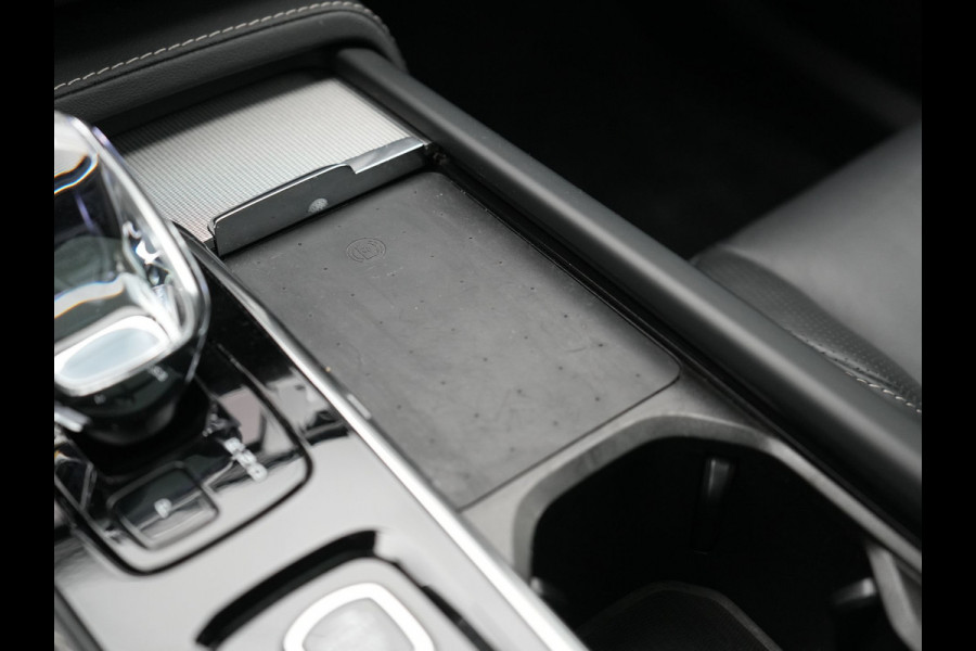 Volvo XC90 T8 Recharge AWD Ultimate Dark Plug In Hybrid Long Range 7 Zits 456pk Dealer O.H PHEV | Luchtvering | Trekhaak Af Fabriek | Panodak | Bowers & Wilkins | 360 Camera | Head Up | Adaptive Cruise | Lederen Sportstoelen Memory & Verwarmd | Keyless | Navigatie | Blis | Virtual