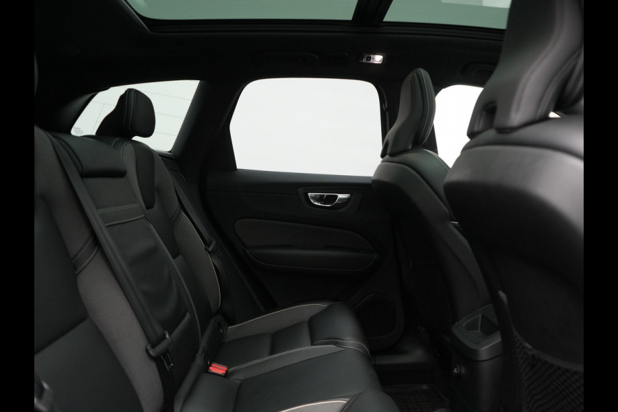 Volvo XC60 Recharge T8 AWD R-Design Plug In Hybrid 391pk Dealer O.H. PHEV | Panodak | Luchtvering | Head Up | Camera | Harman & Kardon | Sportstoelen Memory & Verwarmd | 21"L.M | Apple Carplay | Keyless | Blis | Virtual | Navigatie | DAB |