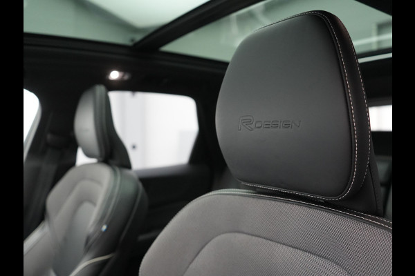 Volvo XC60 Recharge T8 AWD R-Design Plug In Hybrid 391pk Dealer O.H. PHEV | Panodak | Luchtvering | Head Up | Camera | Harman & Kardon | Sportstoelen Memory & Verwarmd | 21"L.M | Apple Carplay | Keyless | Blis | Virtual | Navigatie | DAB |