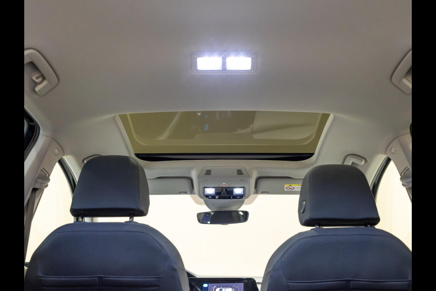 Volkswagen Golf 1.5 TSI / 150pk / Panorama dak / Trekhaak / Elektrische stoelverstelling /
