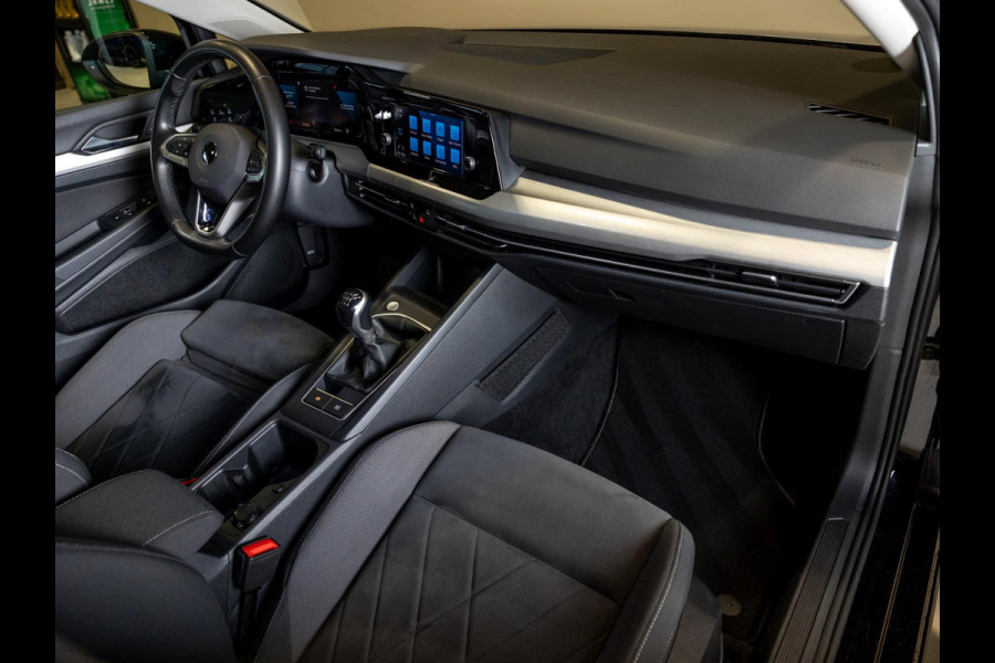 Volkswagen Golf 1.5 TSI / 150pk / Panorama dak / Trekhaak / Elektrische stoelverstelling /