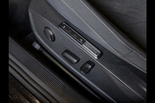 Volkswagen Golf 1.5 TSI / 150pk / Panorama dak / Trekhaak / Elektrische stoelverstelling /