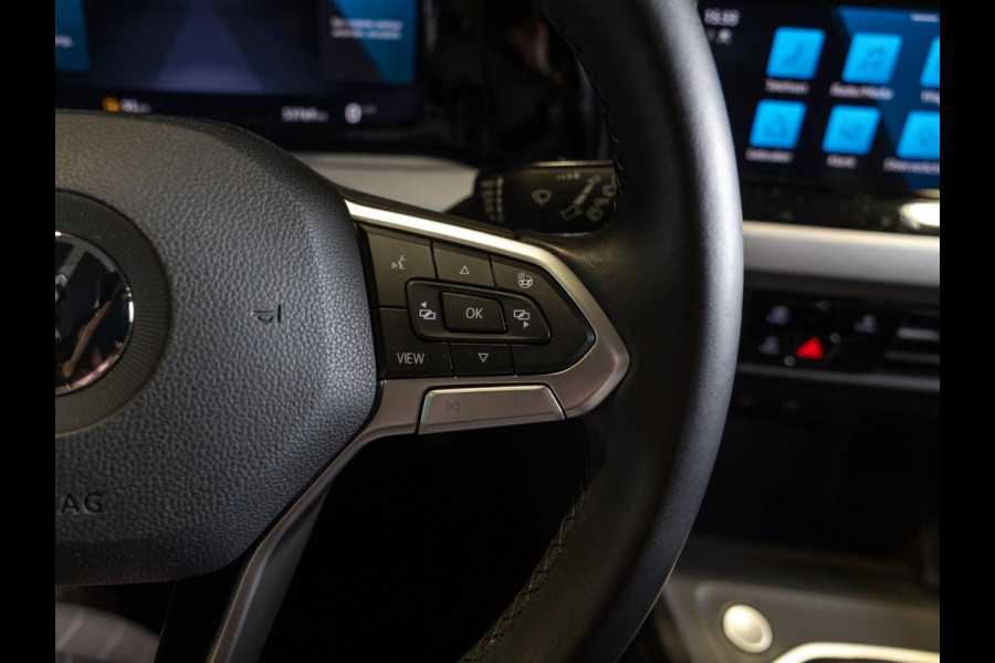 Volkswagen Golf 1.5 TSI / 150pk / Panorama dak / Trekhaak / Elektrische stoelverstelling /