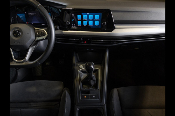 Volkswagen Golf 1.5 TSI / 150pk / Panorama dak / Trekhaak / Elektrische stoelverstelling /