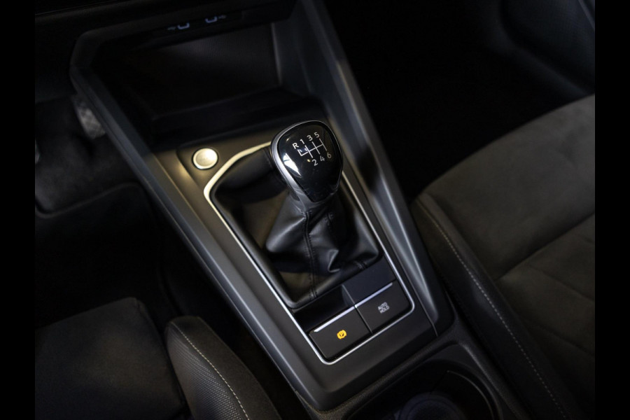 Volkswagen Golf 1.5 TSI / 150pk / Panorama dak / Trekhaak / Elektrische stoelverstelling /