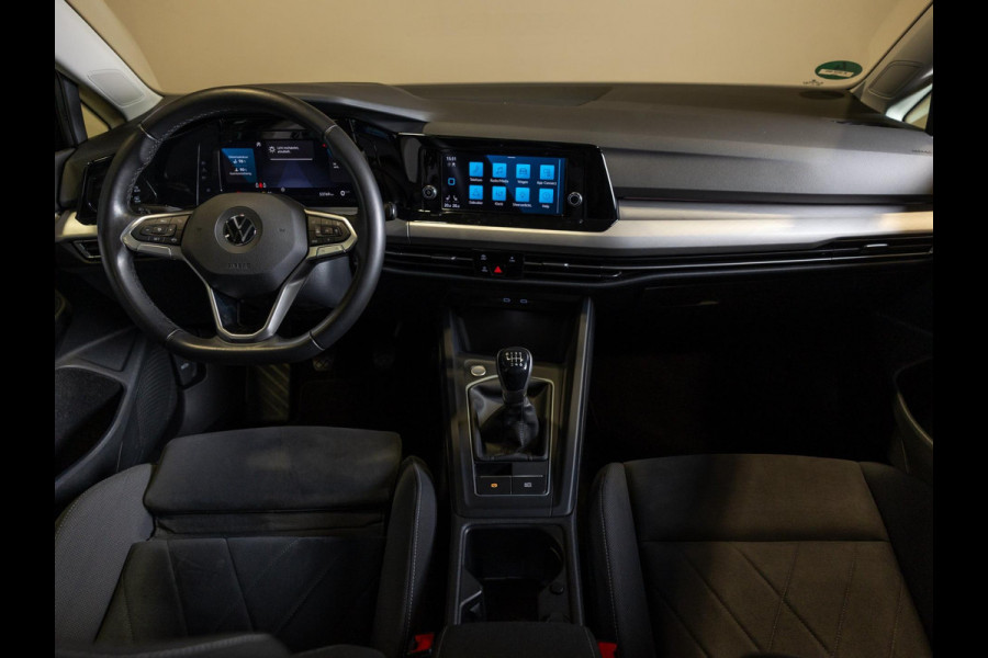 Volkswagen Golf 1.5 TSI / 150pk / Panorama dak / Trekhaak / Elektrische stoelverstelling /