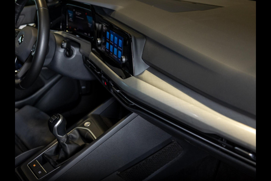 Volkswagen Golf 1.5 TSI / 150pk / Panorama dak / Trekhaak / Elektrische stoelverstelling /